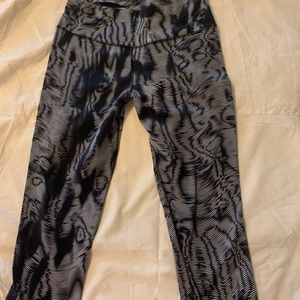 Nine black and white crop leggings